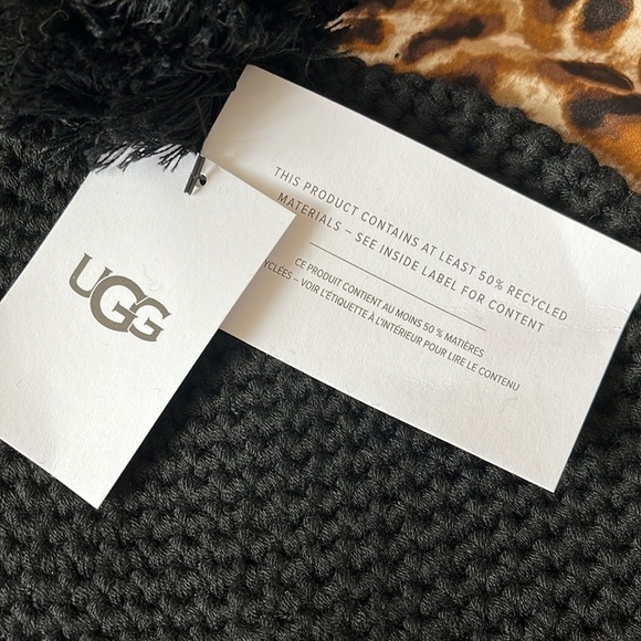 Brand New UGG Black Knit Pom-Pom Beanie Winter Hat Preppy Classic - Picture 6 of 13